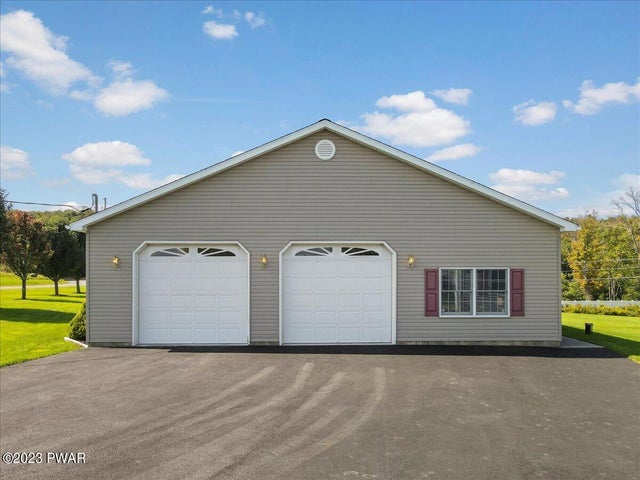 2 Car Detached Garage w/ Lifts