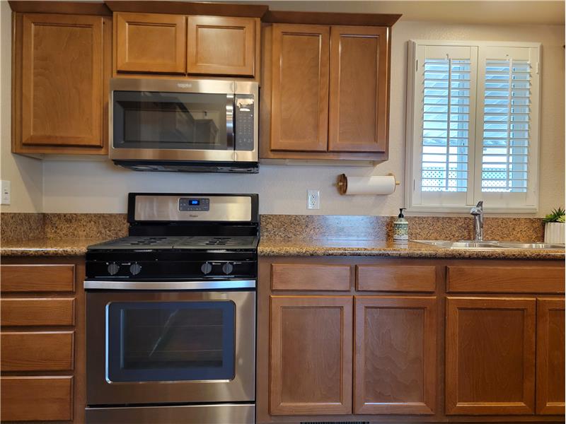 Whirlpool 5.1 Cu. Ft. Capacity w/separate lower Broiler Drawer!  Matching Whirlpool Microwave as well!