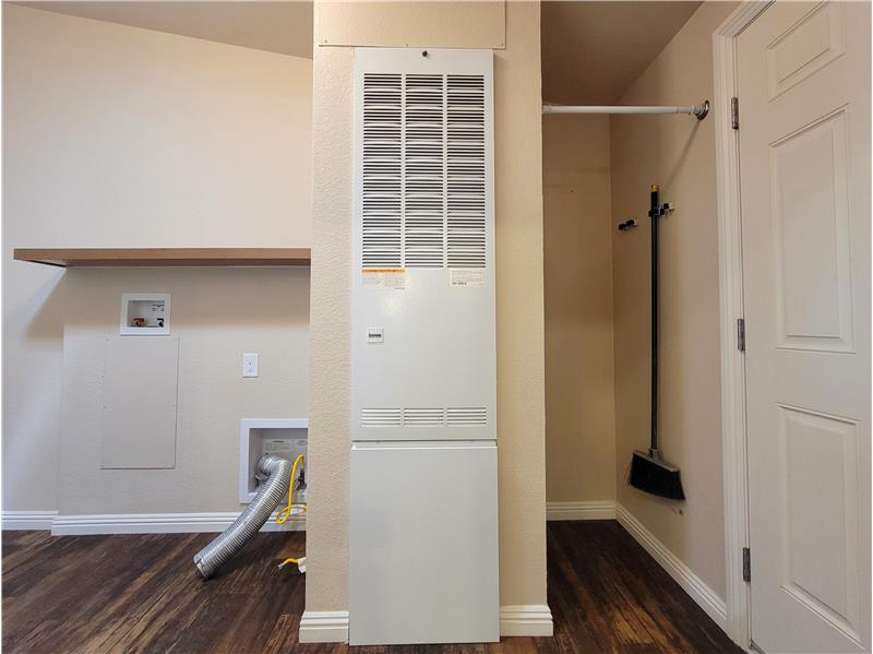 77k btu natural gas furnace, W/D hookup!