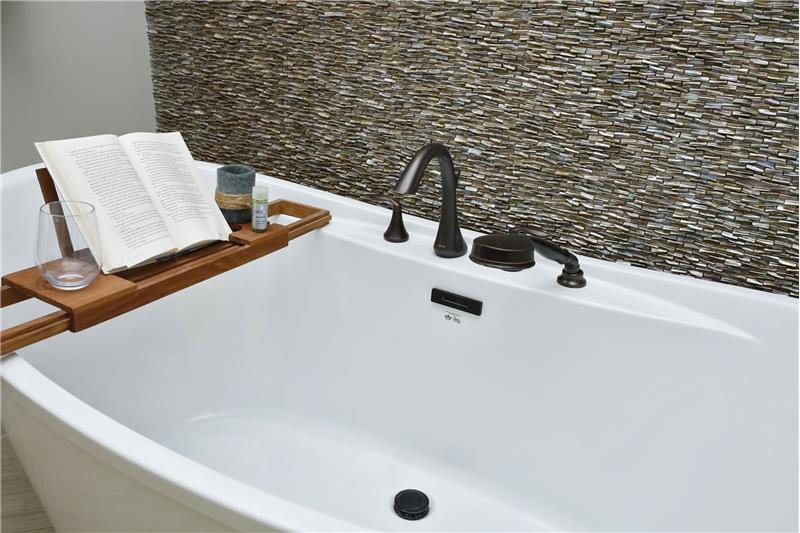 Abalone Wall &Freestanding Bath!!