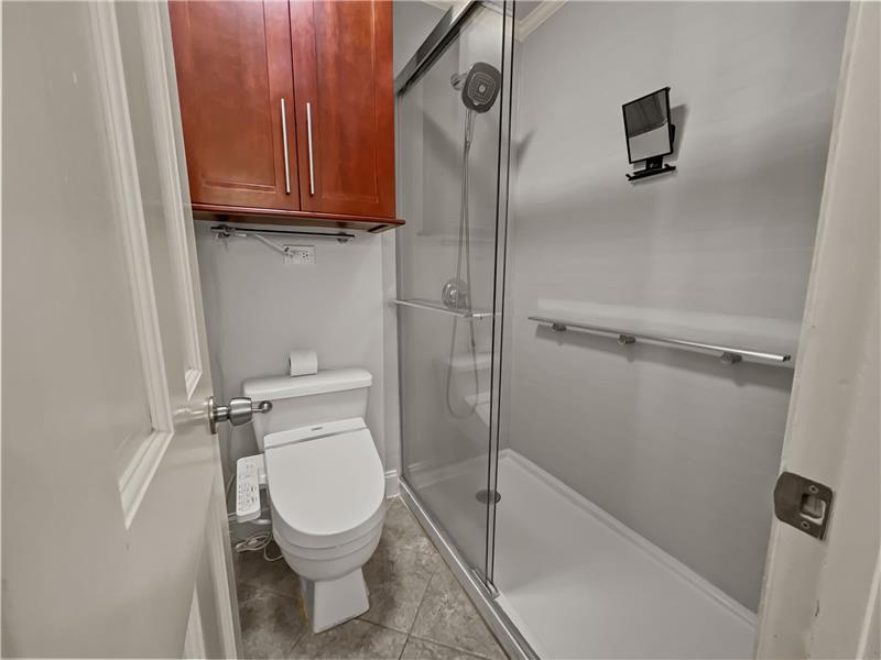 Luxury Bidet and walk in shower