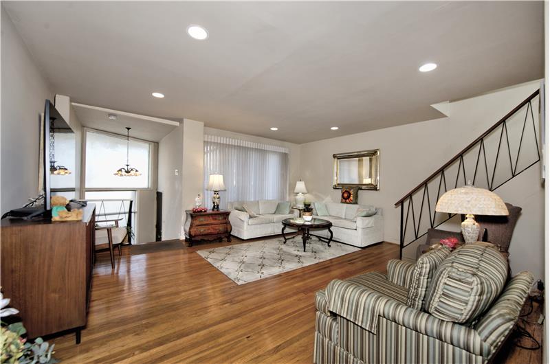 2752 W Country Club - Living room 