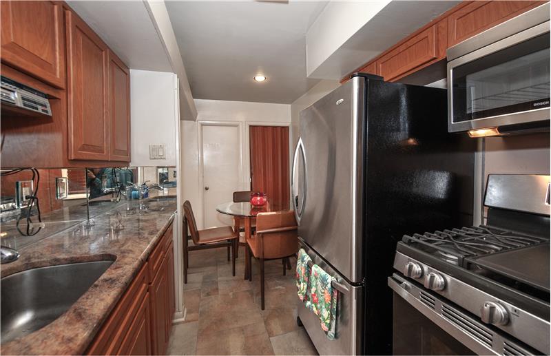 2752 W Country Club - Kitchen 