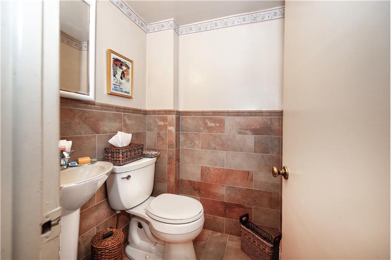 2752 W Country Club - Main floor bath 