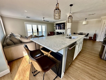 Kitchen Island/Breakfast Bar