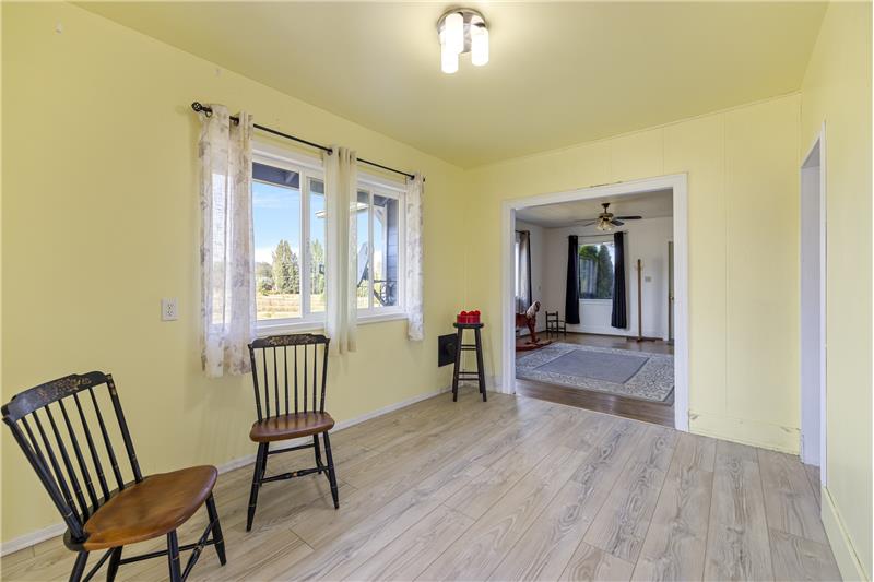 Dining room between kitchen & livingroom