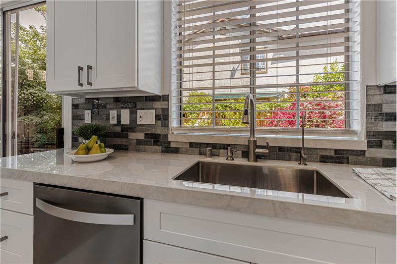 Extra Large, Deep Sink & Stainless Steel Appliances!