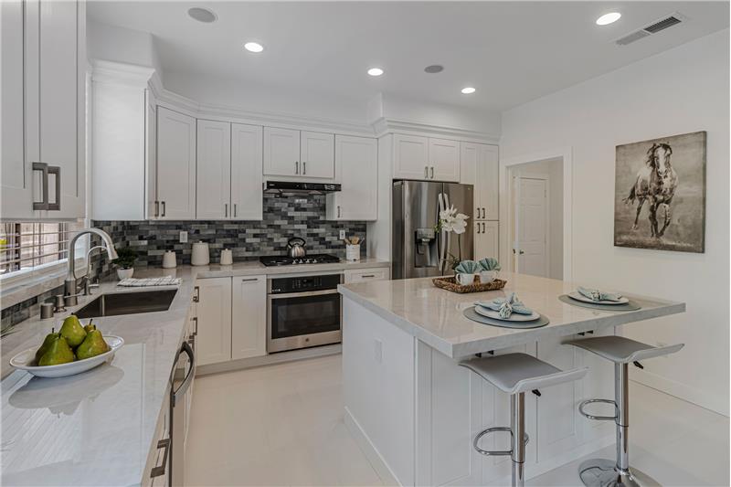 Pristine, Clean & Elegant Kitchen!