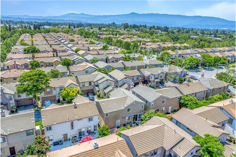 Close to Shops & Restaurants!
