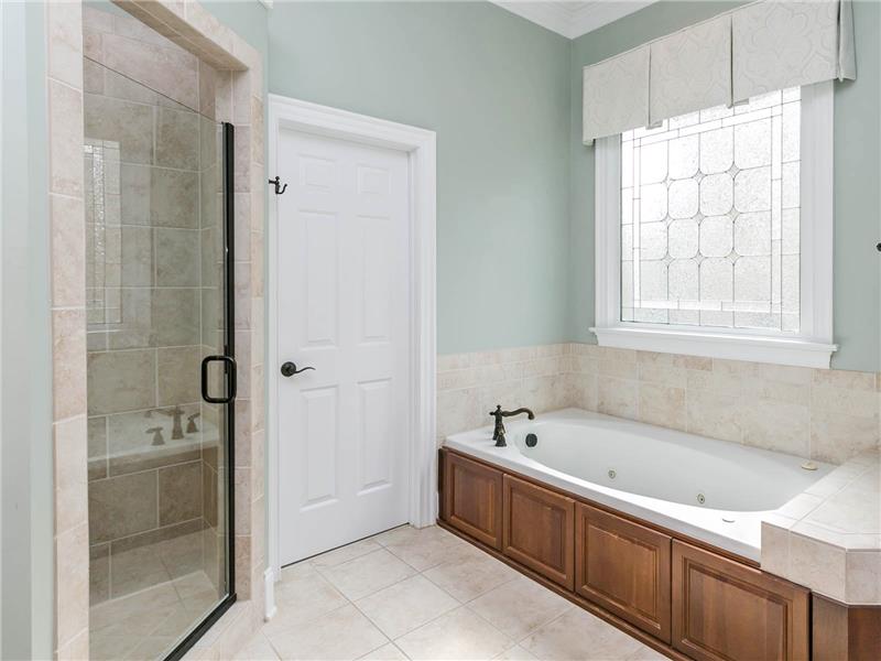 Jetted Tub & Walk In Closet