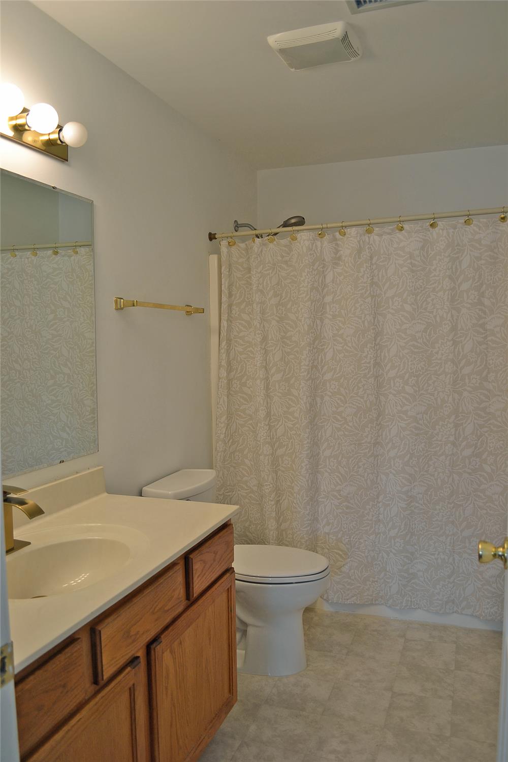 https://realbird.blob.core.windows.net/rb-photos/2913-w-84th-place-merrillville-in-46410_A9E3C7A1_641459_638861220322691125_80x60.jpg