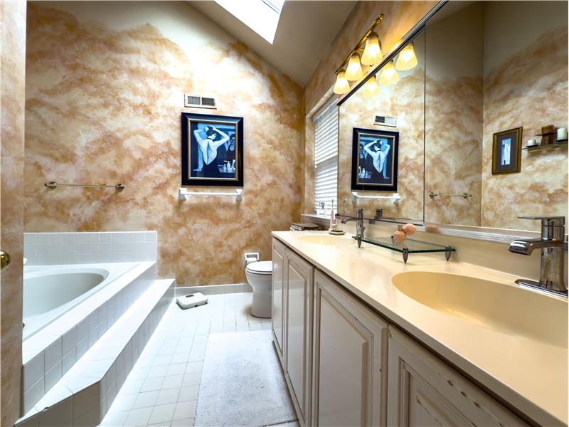 295 Freeland Drive - Master bathroom 