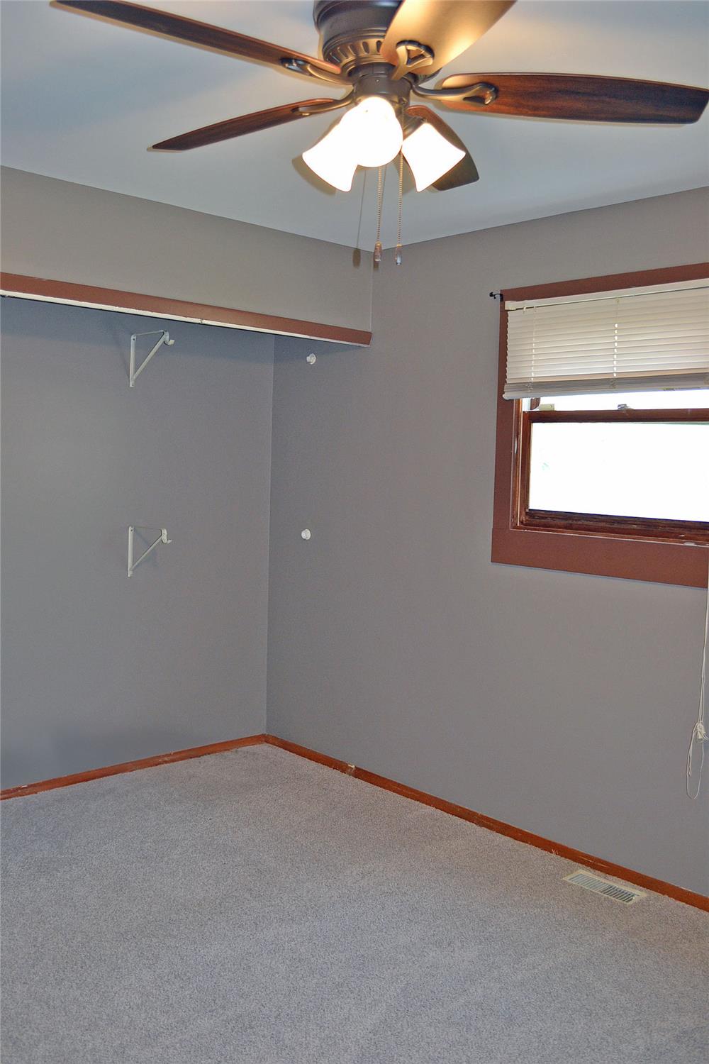 https://realbird.blob.core.windows.net/rb-photos/2956-w-75th-lane-merrillville-in-46410_A9E3C7A1_640886_638837133300861301_80x60.jpg