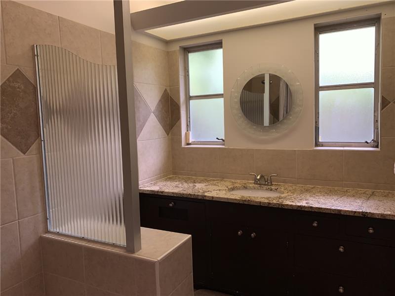 Main Bath with Tbu