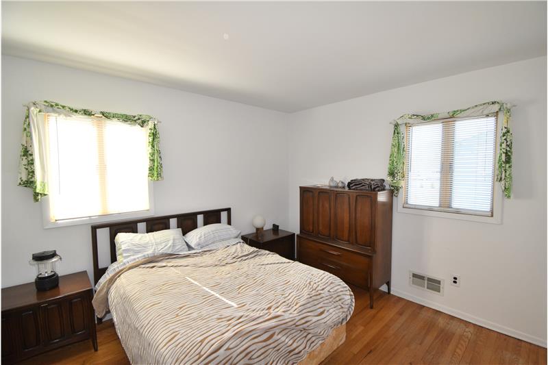 3 Spacious Bedrooms-Hardwood Floors