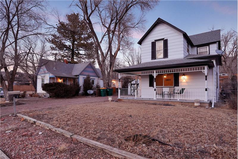 Level lot with covered front porch