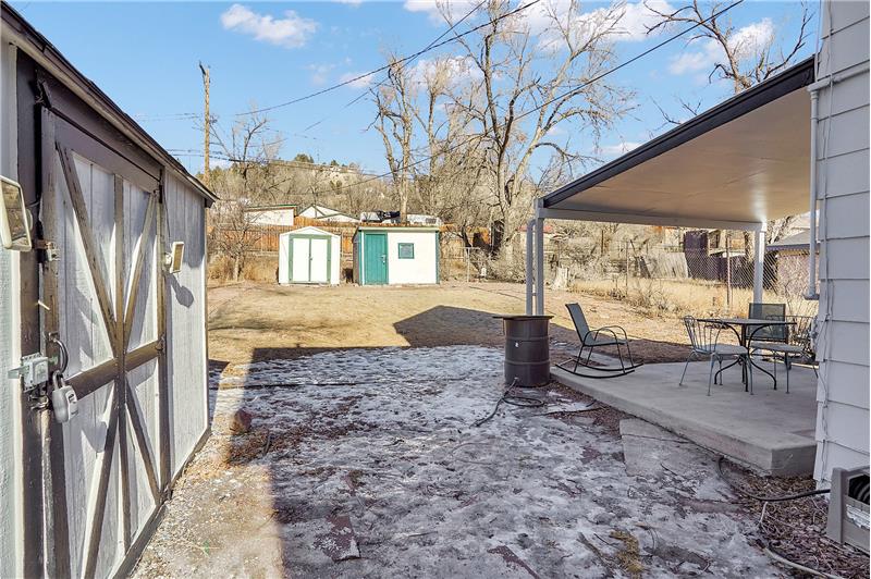 Fenced level lot with 1 car detached garage