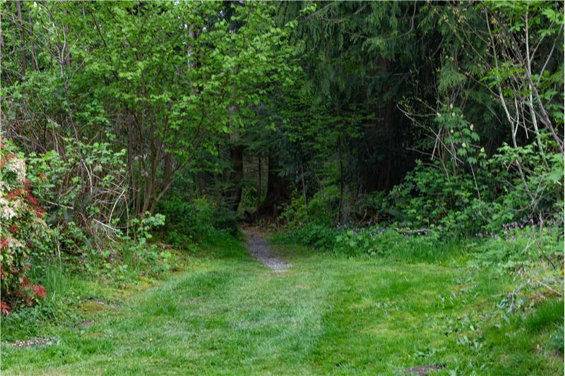 Entrance to the walking trails with fitness stations. 