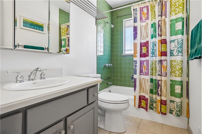 Full bathroom in hallway