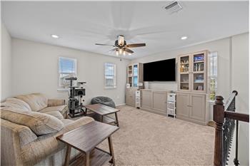 Upstairs living area / multiuse space
