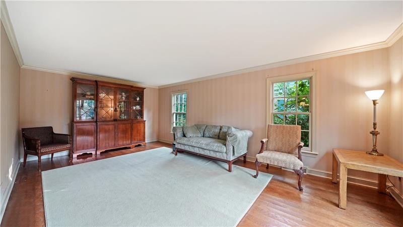 330 Oak Terrace Living Room