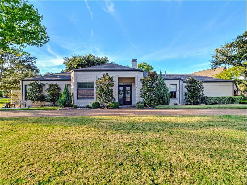 Beautiful 3 bedroom, 2.5 bath home in Oakbrook Estates! Very Close to Brookhaven Country Club!