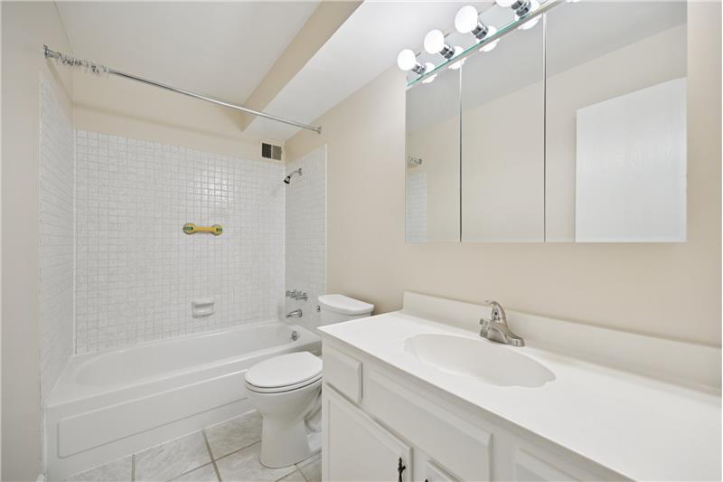 Guest bathroom with tub/shower