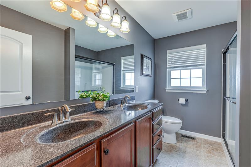 Double-sink vanity (ensuite)