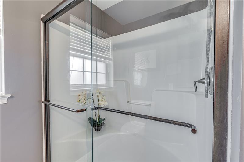 Walk-in shower (ensuite)