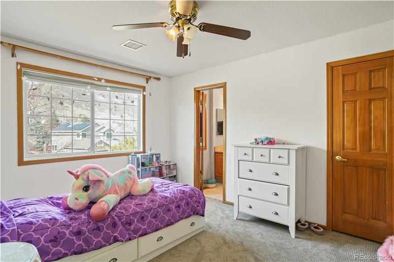 Third guest bedroom has ensuite bathroom