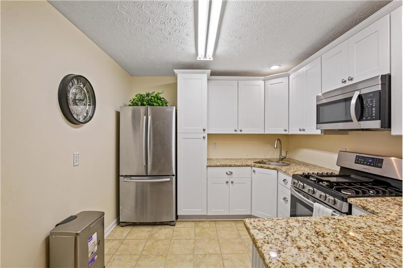 Full kitchen with gas stove & microwave