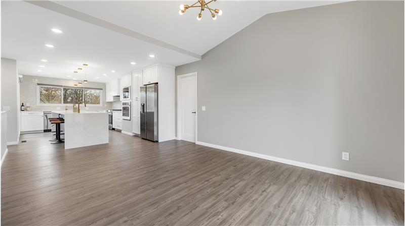 Spacious kitchen & dining room
