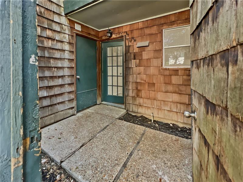 Lockable entry courtyard with Storage units