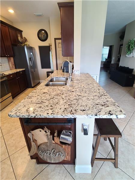 Peninsula granite counter w/ additional seating and workspace