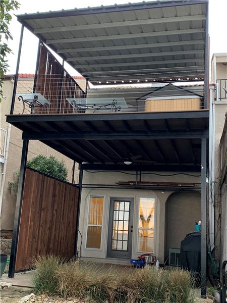 Backside that faces the Lake.