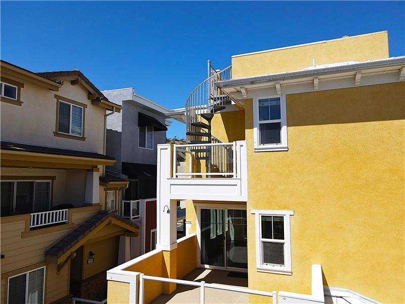 The bellwether of The Vistas are the spiral staircases leading to World-Class Views!