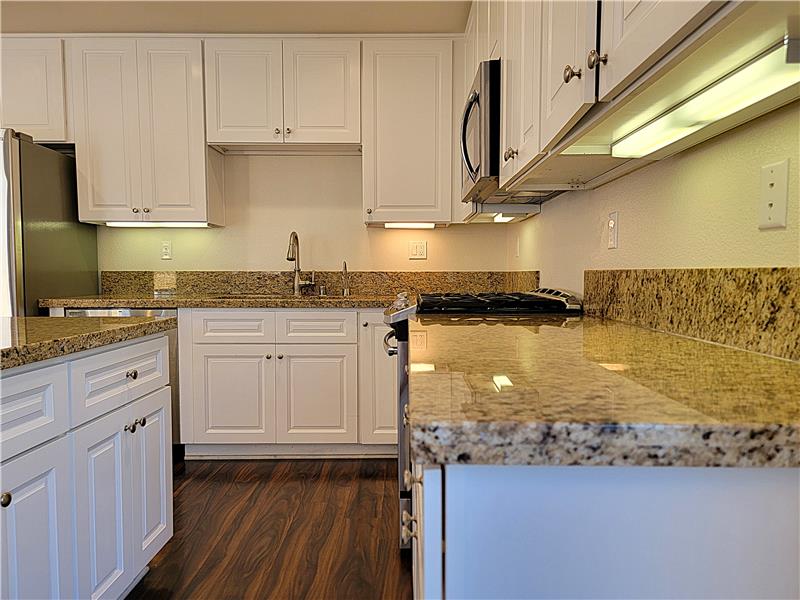 Large-Scale Amount of Cabinets and Cup Boards, all full-extension drawer guides w/soft-close!