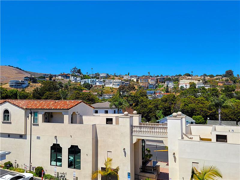 Within minutes of airports, major shopping, concerts, renowned vineyards & wineries, world class golf courses and area lakes!
