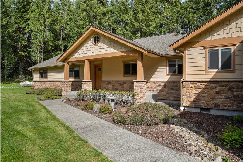 This well-maintained single-story home lives like new and has a flexible layout to suit your lifestyle.