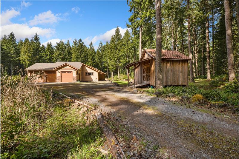 Private drive circles through the property for easy pull through of any size trailer, boat, or RV.