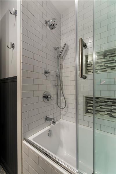 Guest Tub-Shower on Main Level