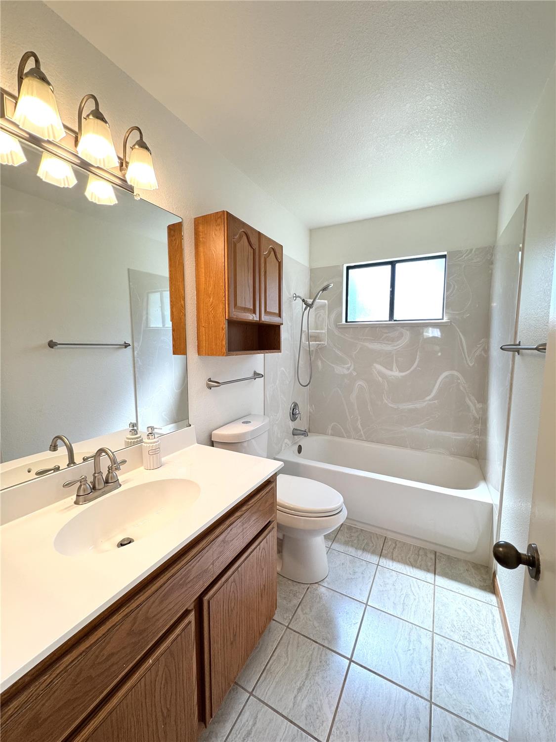 https://realbird.blob.core.windows.net/rb-photos/401-oakwood-drive-fairfield-ca-94534_F3B9B8D5_641229_638849062156840915_80x60.jpg