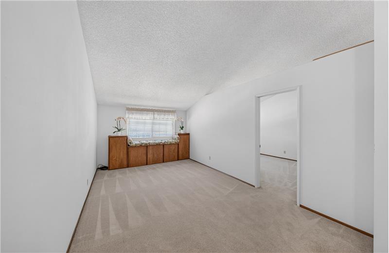 Huge Bonus Room - Vaulted Ceiling