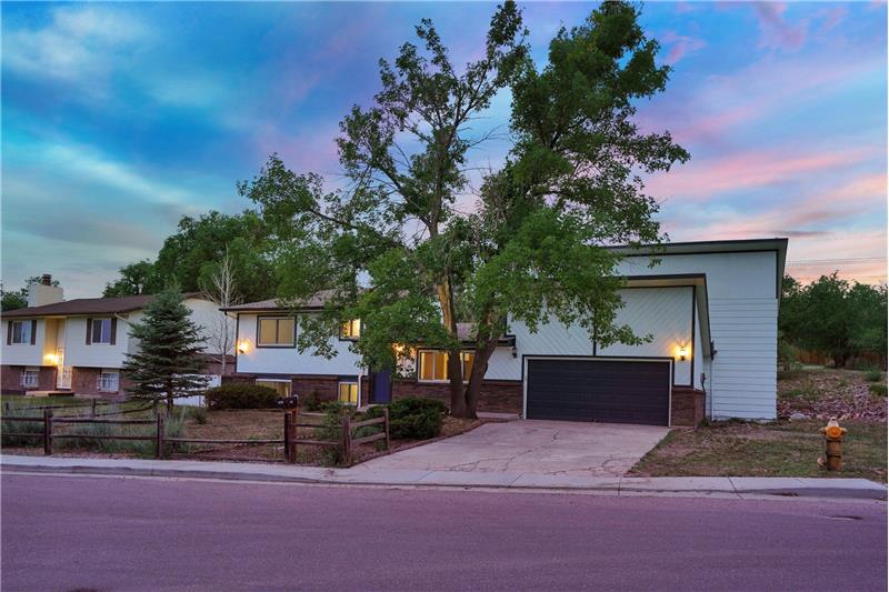 Awesome renovated tri-level home on large lot in Stratmoor Village
