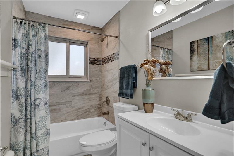 Upper level full Bathroom