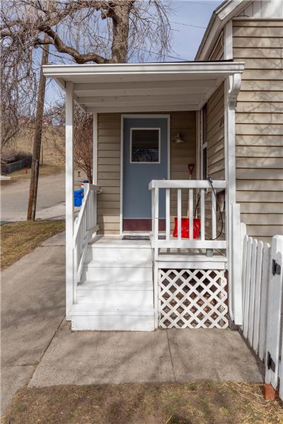 Charming & petite front porch to front cottage