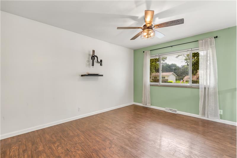 Great room w/ceiling fan