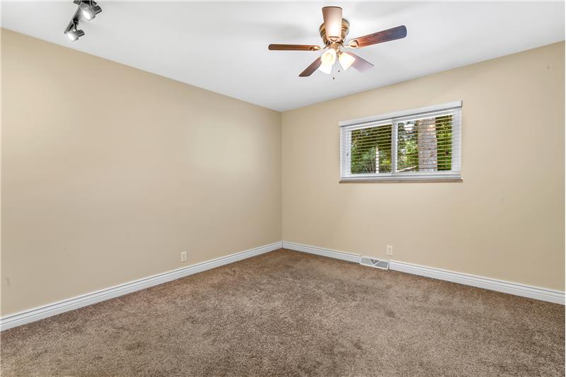 Primary bedroom w/ceiling fan