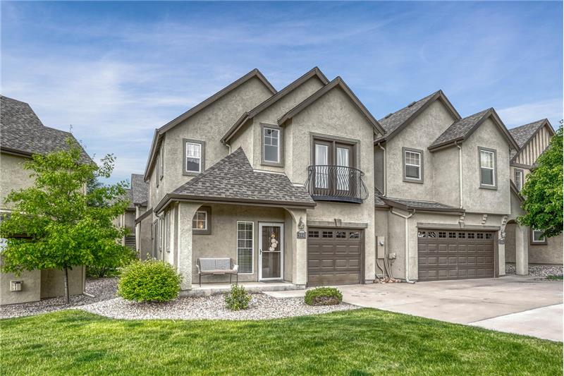 3 BR, 3 BA End Unit condo that feels like a townhome with central air!