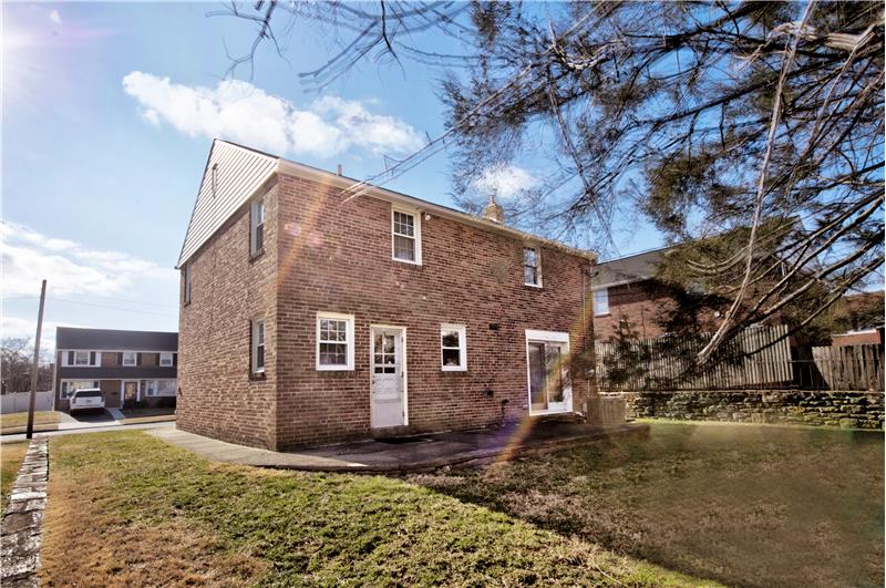 425 Harrington Rd - Exterior back